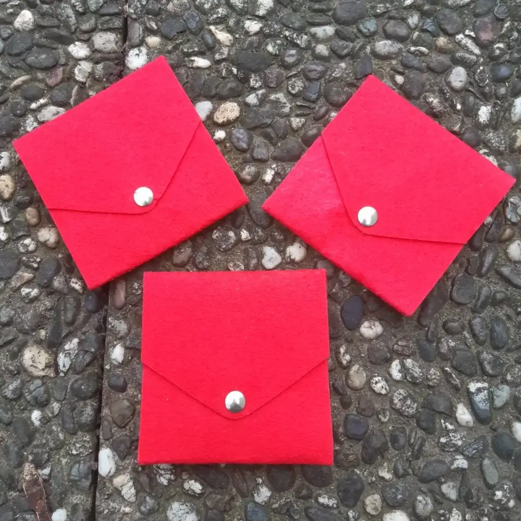 Pochettes cadeau rĂ©utilisables ! đ 1 Pochette cadeau rĂ©utilisable en moquette de salon upcyclĂ©e