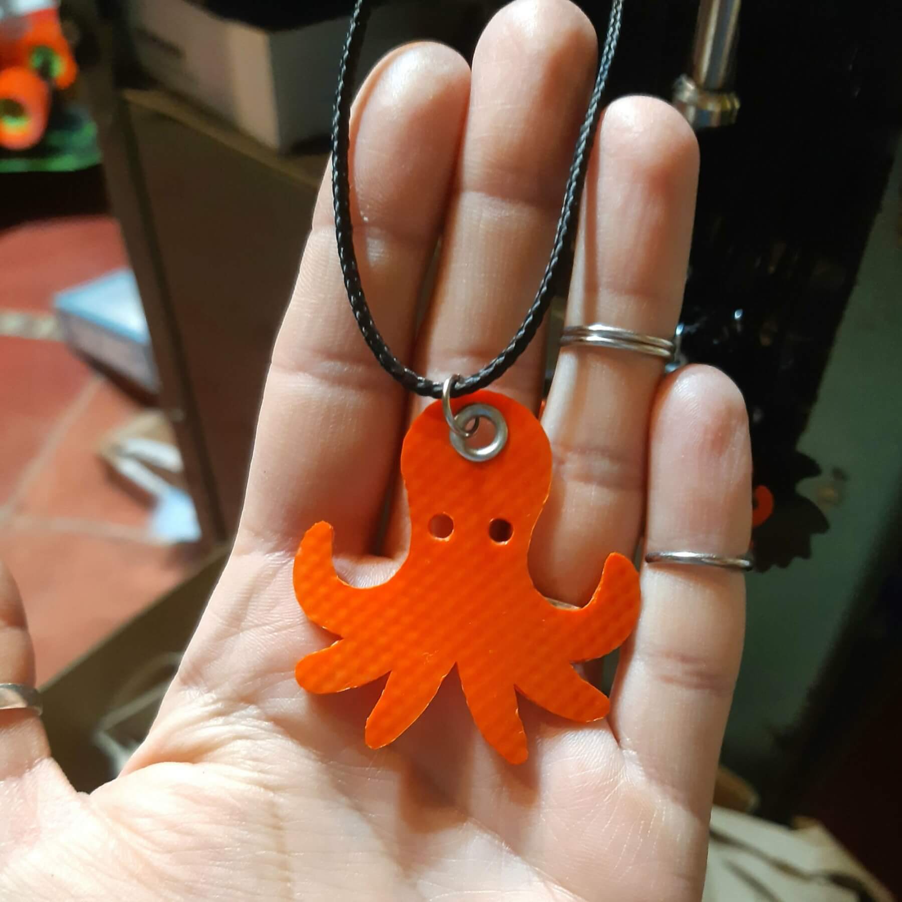 🐙 Pendentif poulpe en lance à incendie avec collier réglable en PET recyclé ♻️ – Upcyclé & fait main 1 🐙 Pendentif poulpe en lance à incendie avec collier réglable en PET recyclé ♻️ – Upcyclé & fait main