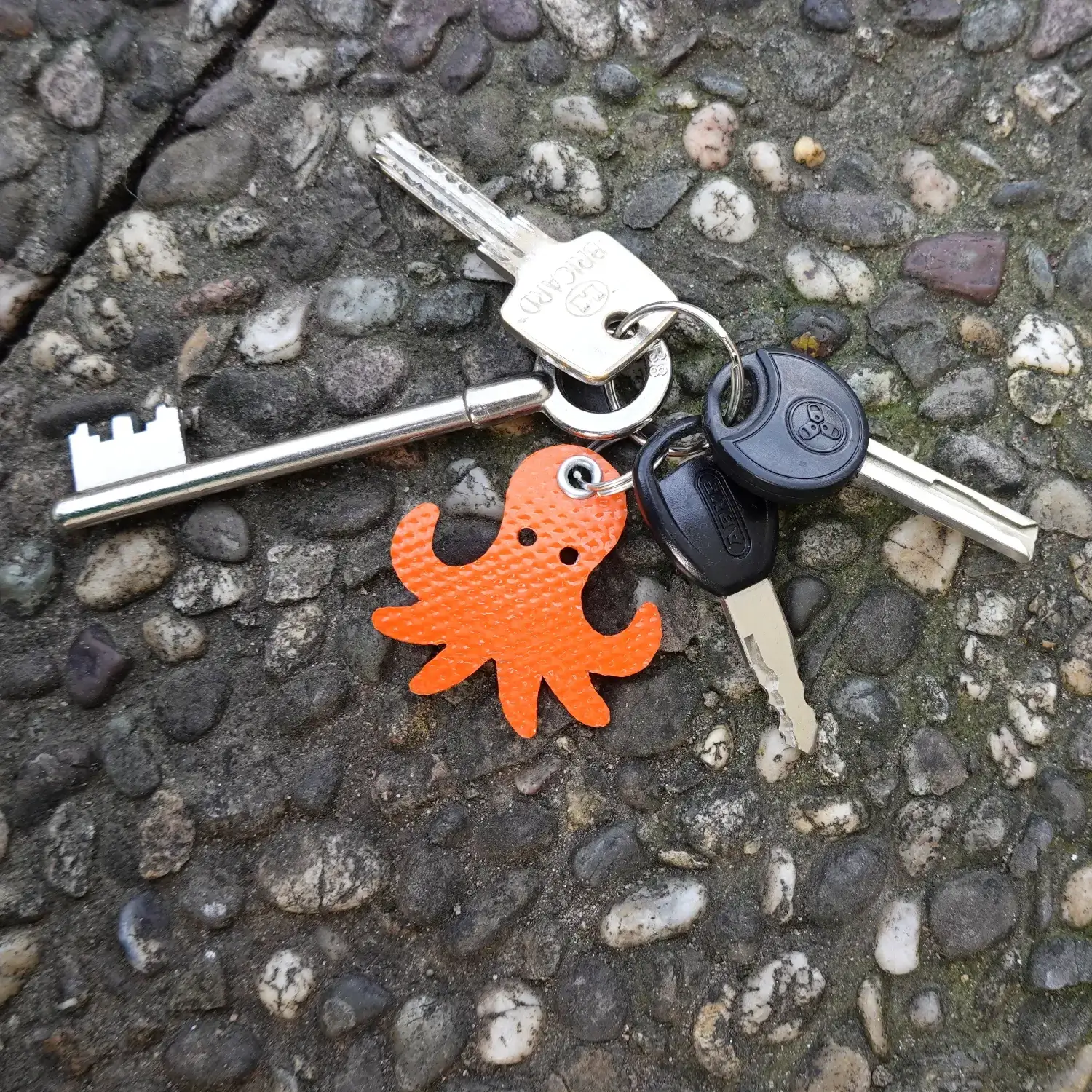 đ Porte-clĂ©s poulpe en lance Ă incendie orange đ„ â UpcyclĂ©, solide & beaucoup trop choupi 8 Porte-clĂ©s poulpe en tuyau de lance Ă incendie upcyclĂ©