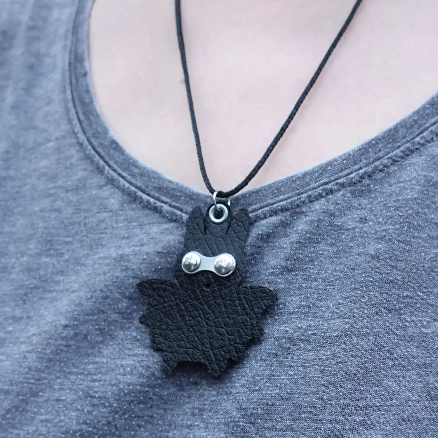 🦇 Pendentif chauve-souris masquée upcyclée, avec collier réglable en rPET 6 Collier chauve-souris masquée en matériaux upcyclés