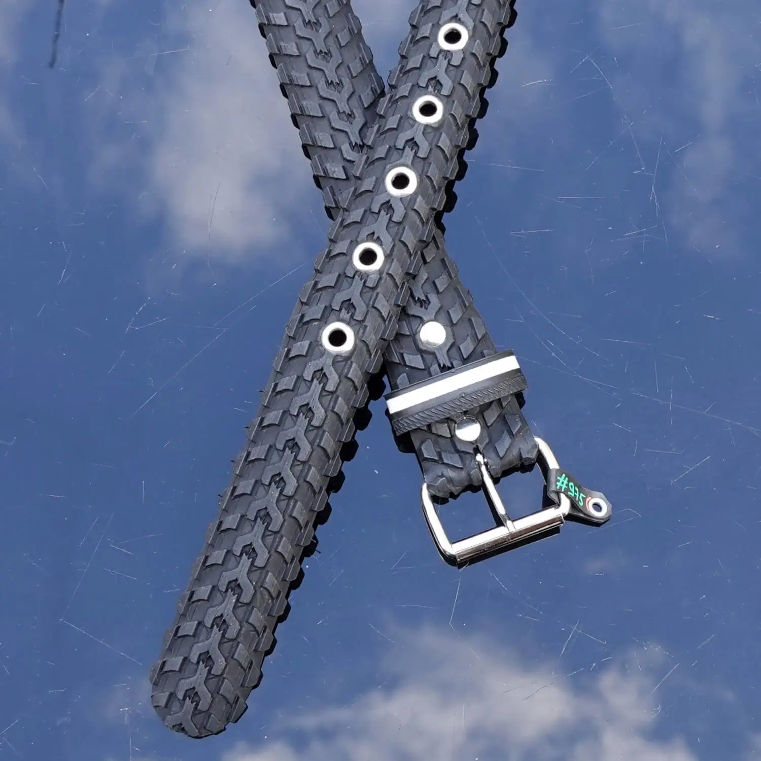 Ceinture en pneu de vélo noir upcyclé – Largeur 35 ou 40 mm, personnalisable & fabriquée à Strasbourg Ceinture en pneu de vélo upcyclé - ceinture vegan noire, large, personnalisable