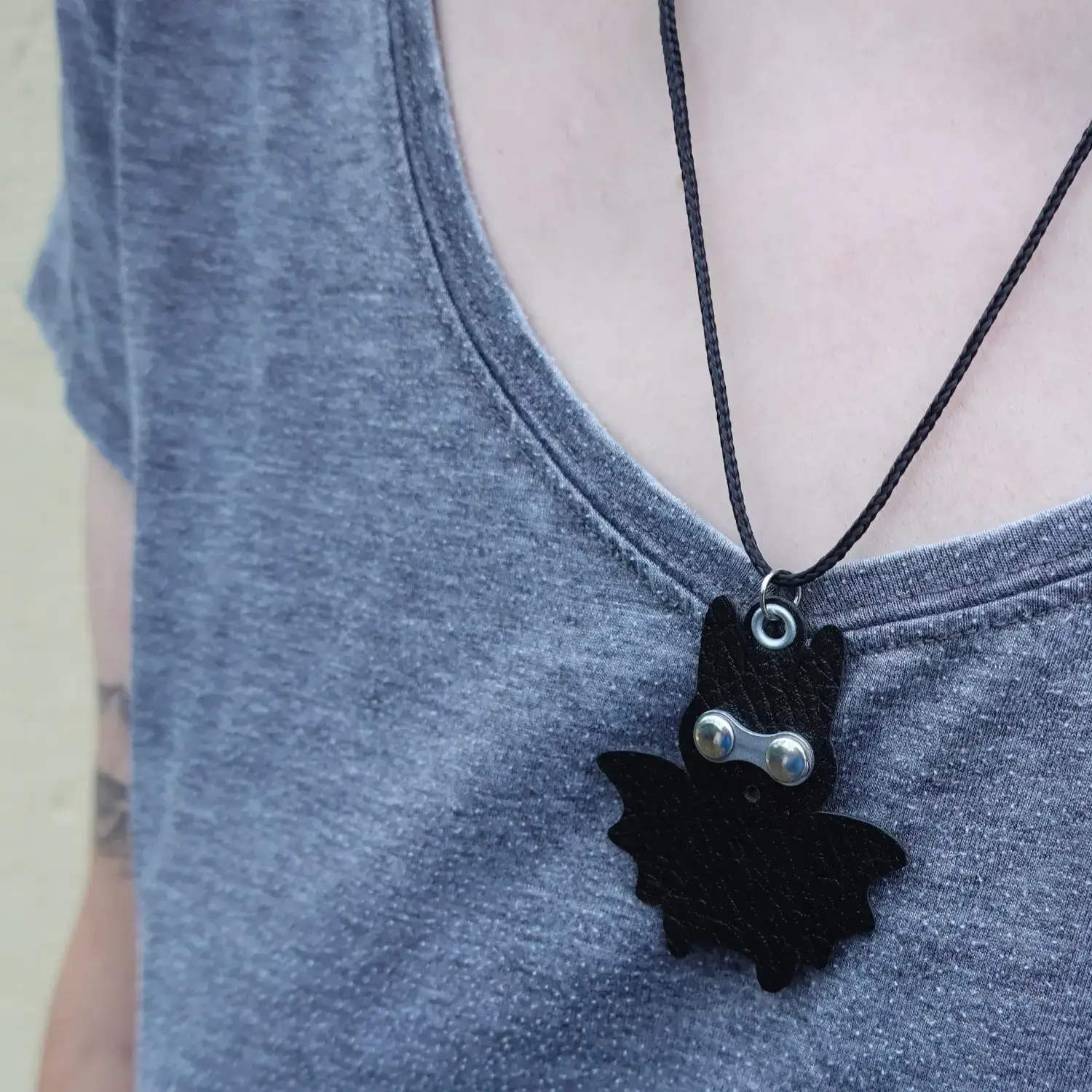 🦇 Pendentif chauve-souris masquée upcyclée, avec collier réglable en rPET 7 Collier chauve-souris masquée en matériaux upcyclés