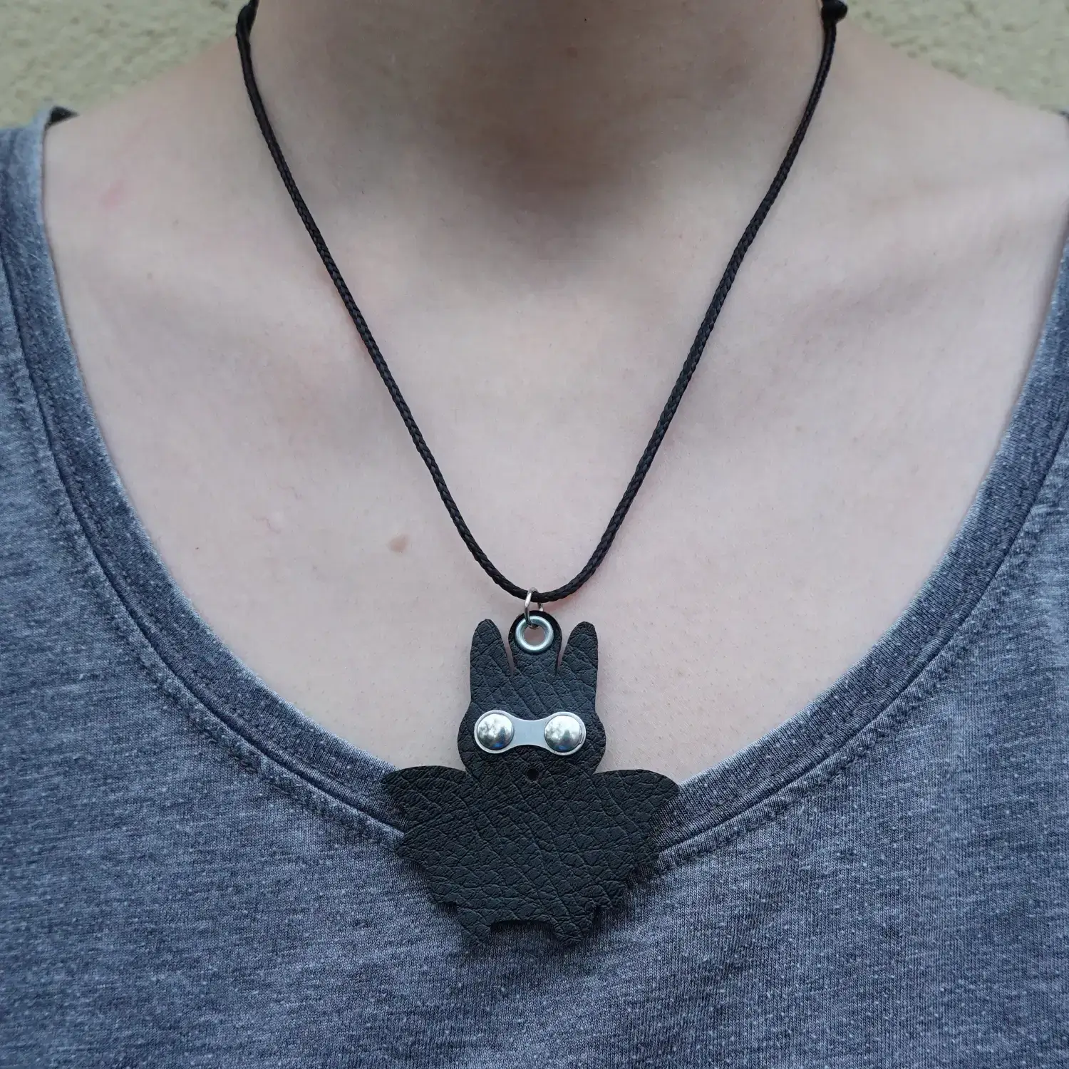 🦇 Pendentif chauve-souris masquée upcyclée, avec collier réglable en rPET 8 Pendentif chauve-souris en tablier de scooter et maillon de chaîne de vélo upcyclés, collier réglage en PET recyclé