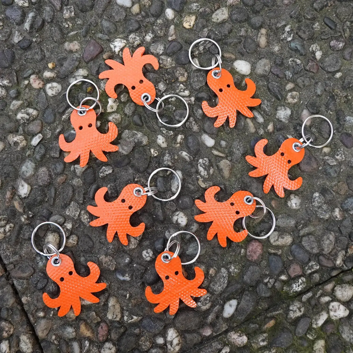 đ Porte-clĂ©s poulpe en lance Ă incendie orange đ„ â UpcyclĂ©, solide & beaucoup trop choupi 7 Porte-clĂ©s poulpe en tuyau de lance Ă incendie upcyclĂ©