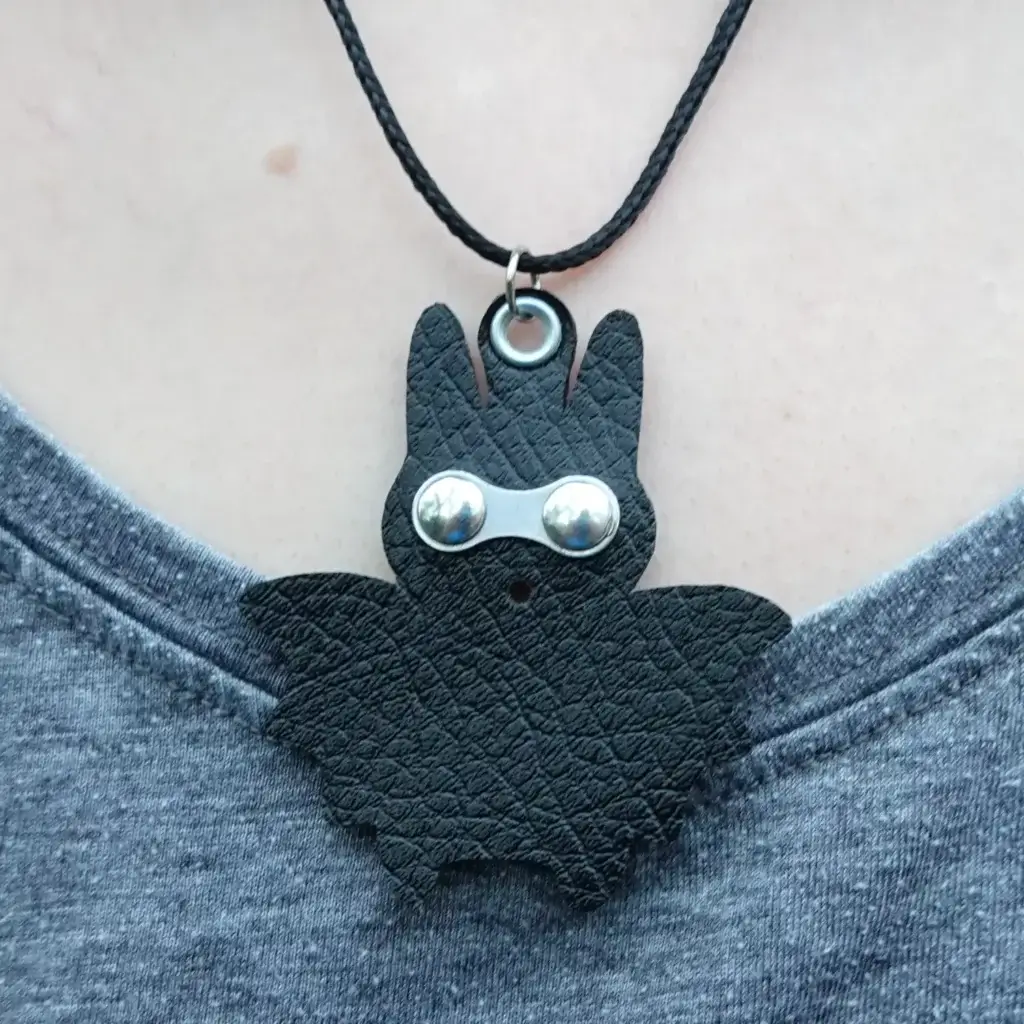 On continue avec les pendentifs ! đŠ 3 Pendentif chauve-souris en tablier de scooter et maillon de chaĂźne de vĂ©lo upcyclĂ©s, collier rĂ©glage en PET recyclĂ©