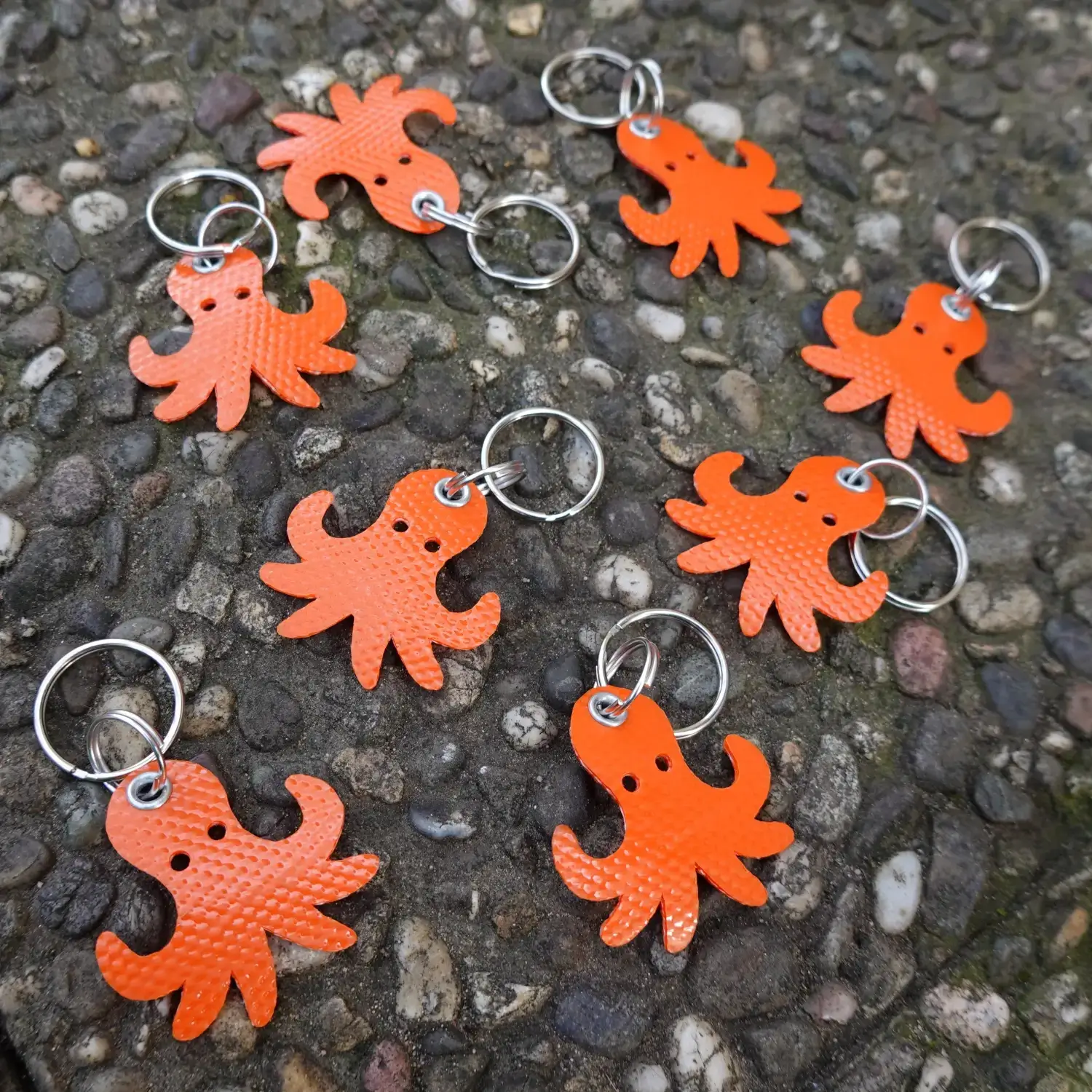 đ Porte-clĂ©s poulpe en lance Ă incendie orange đ„ â UpcyclĂ©, solide & beaucoup trop choupi 10 Porte-clĂ©s poulpe en tuyau de lance Ă incendie upcyclĂ©