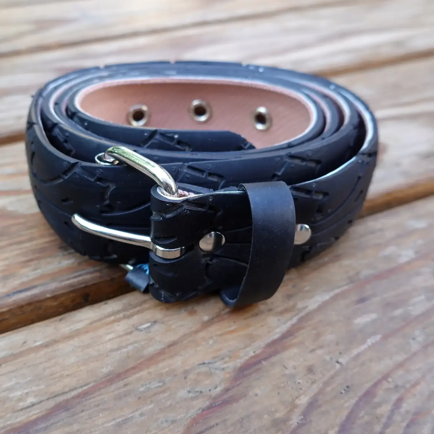 Ceinture en pneu de vélo noir upcyclé – Largeur 35 ou 40 mm, personnalisable & fabriquée à Strasbourg Ceinture en pneu de vélo upcyclé - ceinture vegan noire, large, personnalisable