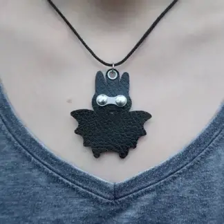 Pendentif chauve-souris en tablier de scooter et maillon de chaîne de vélo upcyclés, collier réglage en PET recyclé