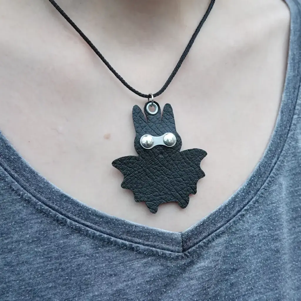 On continue avec les pendentifs ! đŠ 4 Pendentif chauve-souris en tablier de scooter et maillon de chaĂźne de vĂ©lo upcyclĂ©s, collier rĂ©glage en PET recyclĂ©