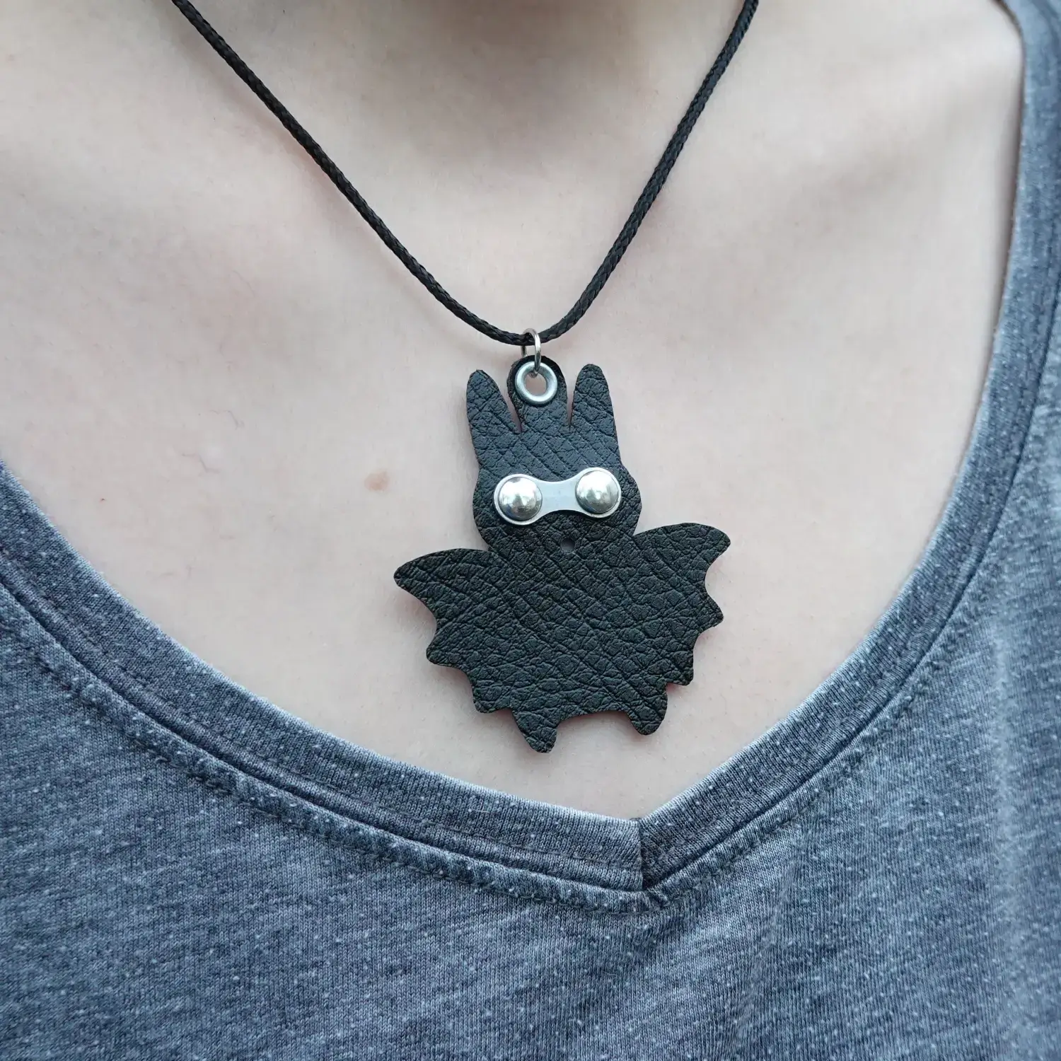 🦇 Pendentif chauve-souris masquée upcyclée, avec collier réglable en rPET 10 Pendentif chauve-souris en tablier de scooter et maillon de chaîne de vélo upcyclés, collier réglage en PET recyclé