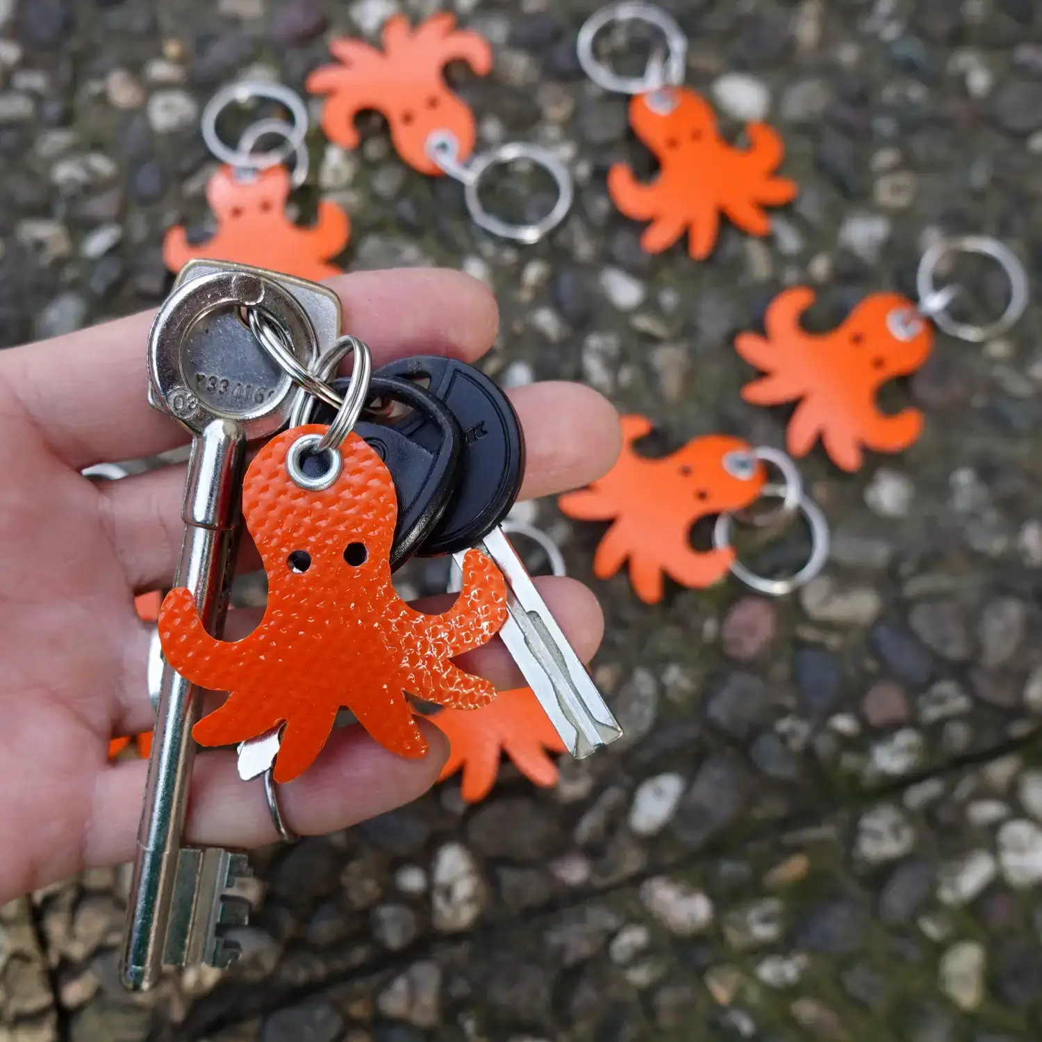 đ Porte-clĂ©s poulpe en lance Ă incendie orange đ„ â UpcyclĂ©, solide & beaucoup trop choupi 9 Porte-clĂ©s poulpe en tuyau de lance Ă incendie upcyclĂ©