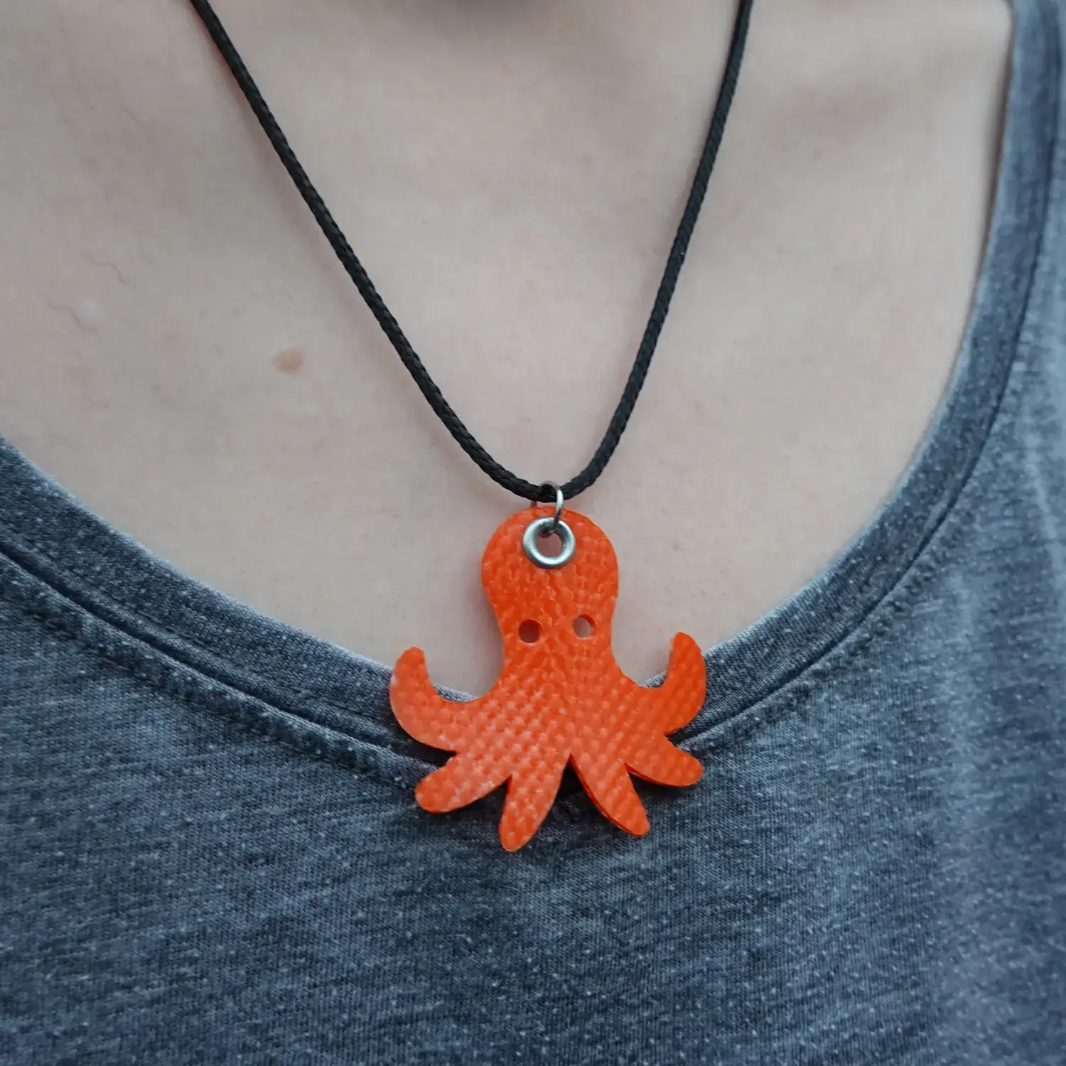 đ Pendentif poulpe en lance Ă incendie avec collier rĂ©glable en PET recyclĂ© â»ïž â UpcyclĂ© & fait main 4 Pendentif poulpe en tuyau de lance Ă incendie upcyclĂ©e, sur collier en PET recyclĂ©