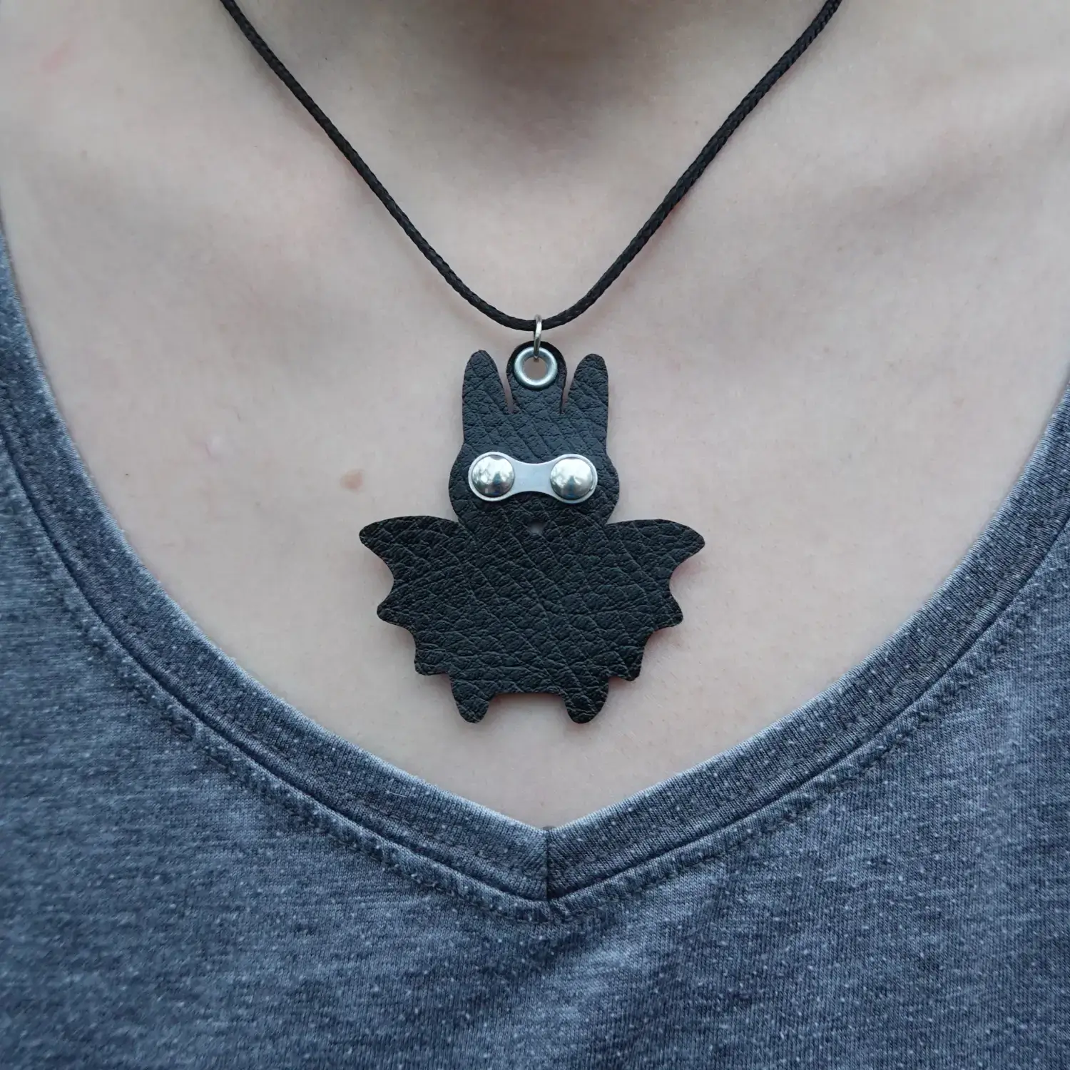 🦇 Pendentif chauve-souris masquée upcyclée, avec collier réglable en rPET 11 Pendentif chauve-souris en tablier de scooter et maillon de chaîne de vélo upcyclés, collier réglage en PET recyclé