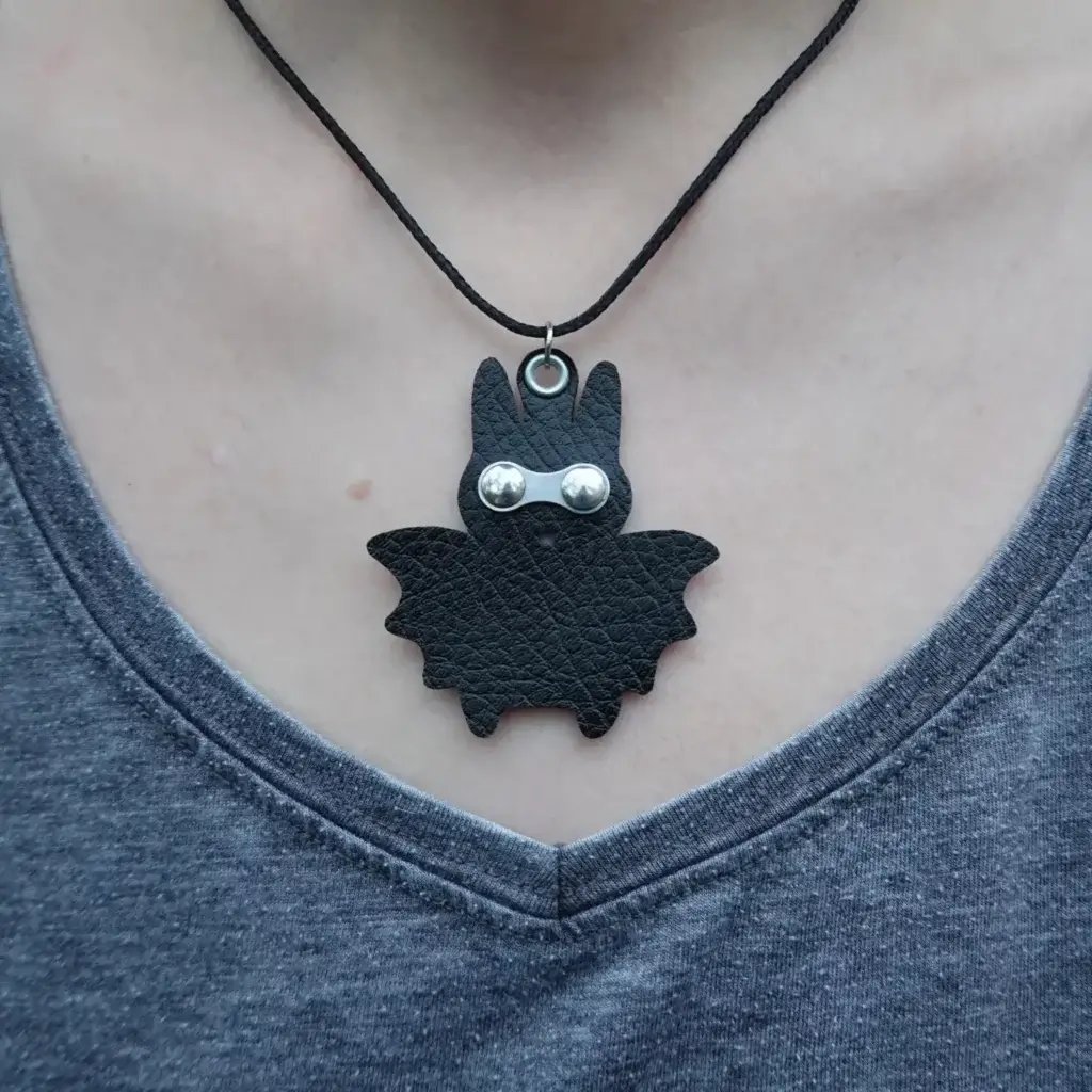 On continue avec les pendentifs ! đŠ Pendentif chauve-souris en tablier de scooter et maillon de chaĂźne de vĂ©lo upcyclĂ©s, collier rĂ©glage en PET recyclĂ©