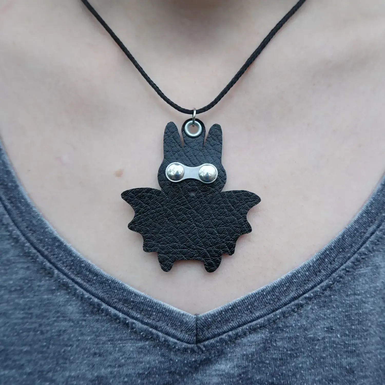 🦇 Pendentif chauve-souris masquée upcyclée, avec collier réglable en rPET Pendentif chauve-souris en tablier de scooter et maillon de chaîne de vélo upcyclés, collier réglage en PET recyclé