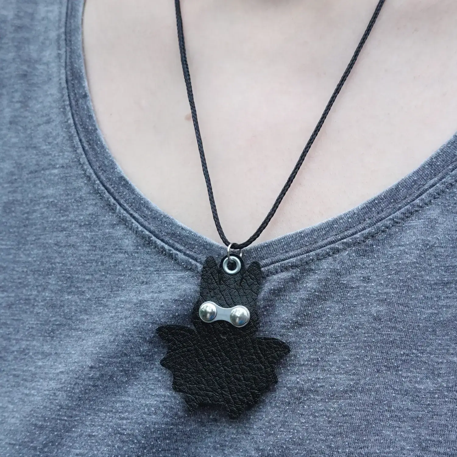 🦇 Pendentif chauve-souris masquée upcyclée, avec collier réglable en rPET Collier chauve-souris masquée en matériaux upcyclés