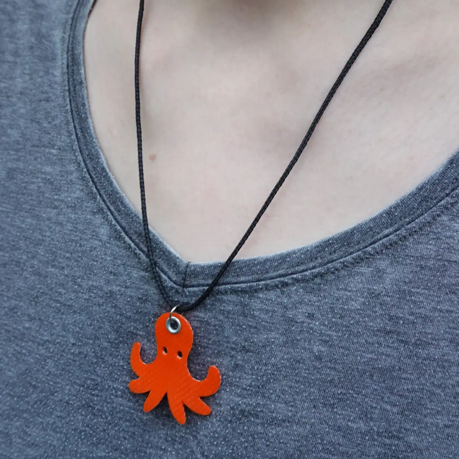 🐙 Pendentif poulpe en lance à incendie avec collier réglable en PET recyclé ♻️ – Upcyclé & fait main Collier poulpe en lance à incendie upcyclée