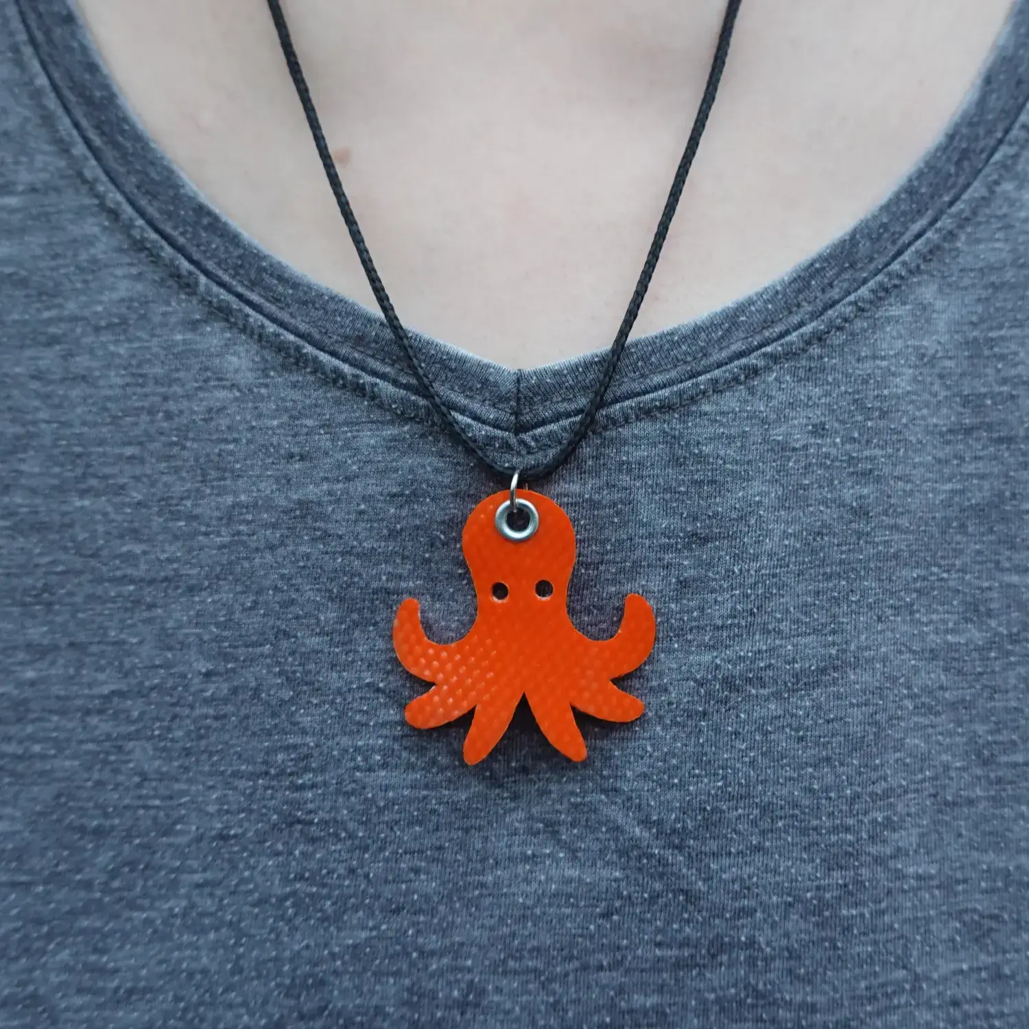 🐙 Pendentif poulpe en lance à incendie avec collier réglable en PET recyclé ♻️ – Upcyclé & fait main Collier poulpe en lance à incendie upcyclée
