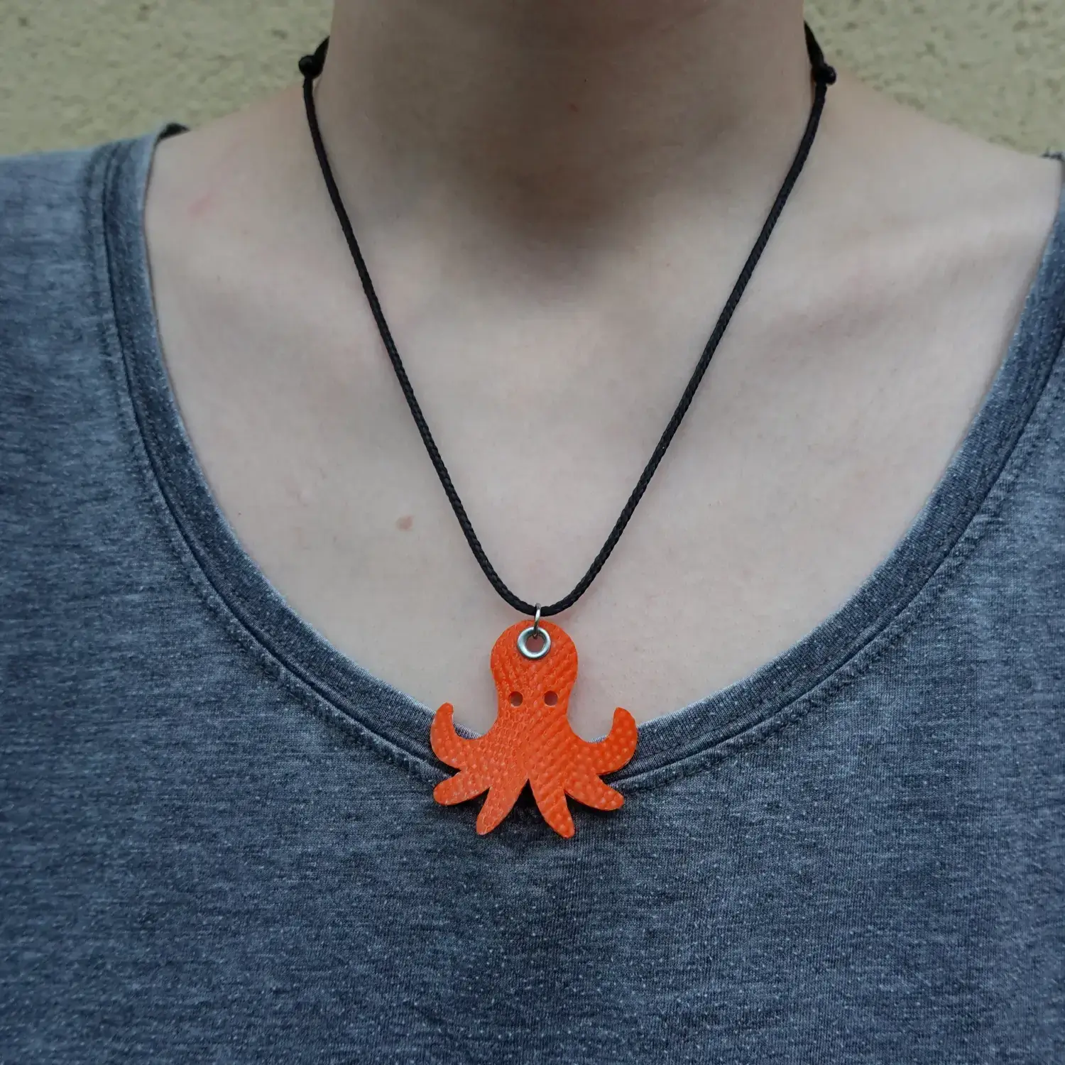 🐙 Pendentif poulpe en lance à incendie avec collier réglable en PET recyclé ♻️ – Upcyclé & fait main Collier poulpe en lance à incendie upcyclée