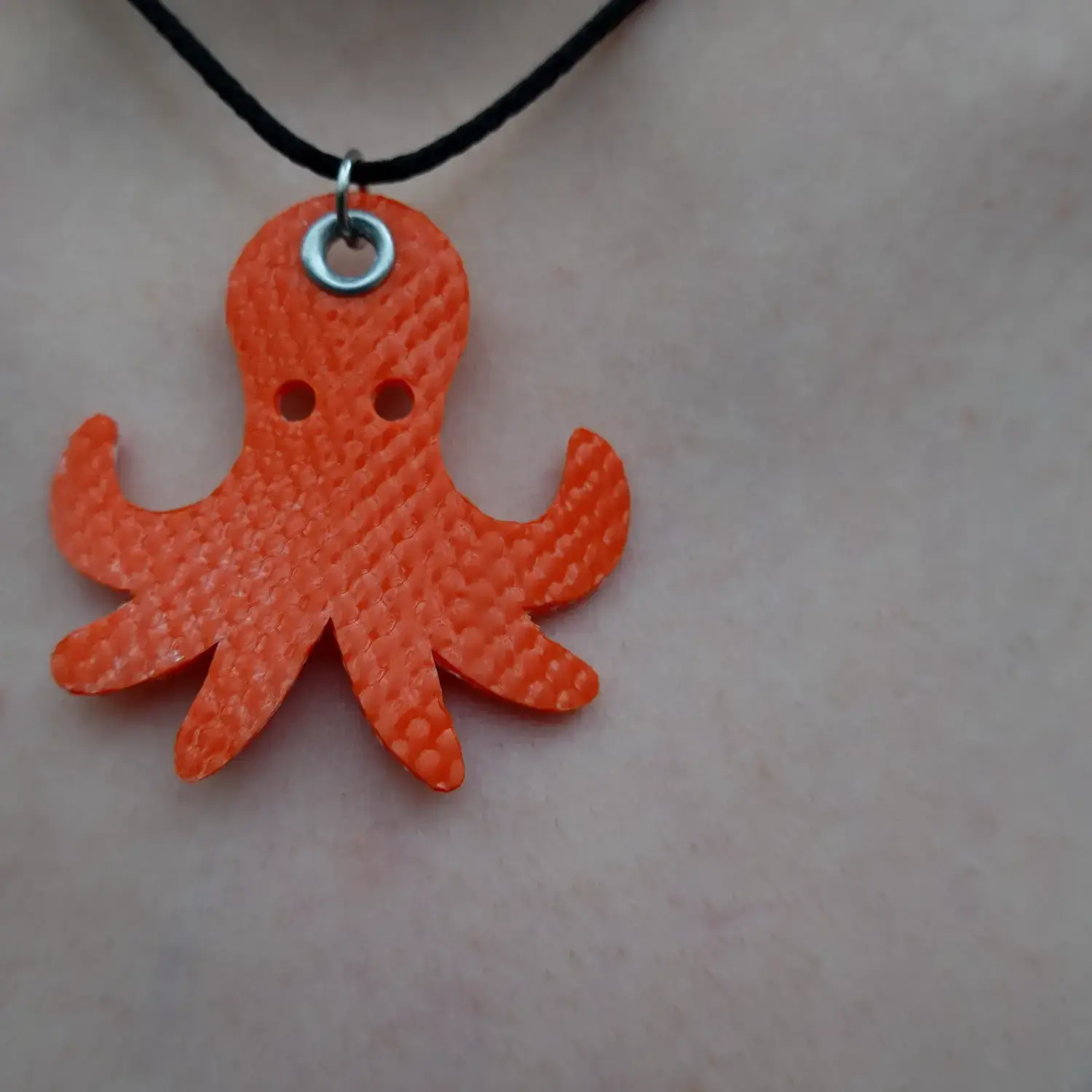 🐙 Pendentif poulpe en lance à incendie avec collier réglable en PET recyclé ♻️ – Upcyclé & fait main Pendentif poulpe en tuyau de lance à incendie upcyclée, sur collier en PET recyclé