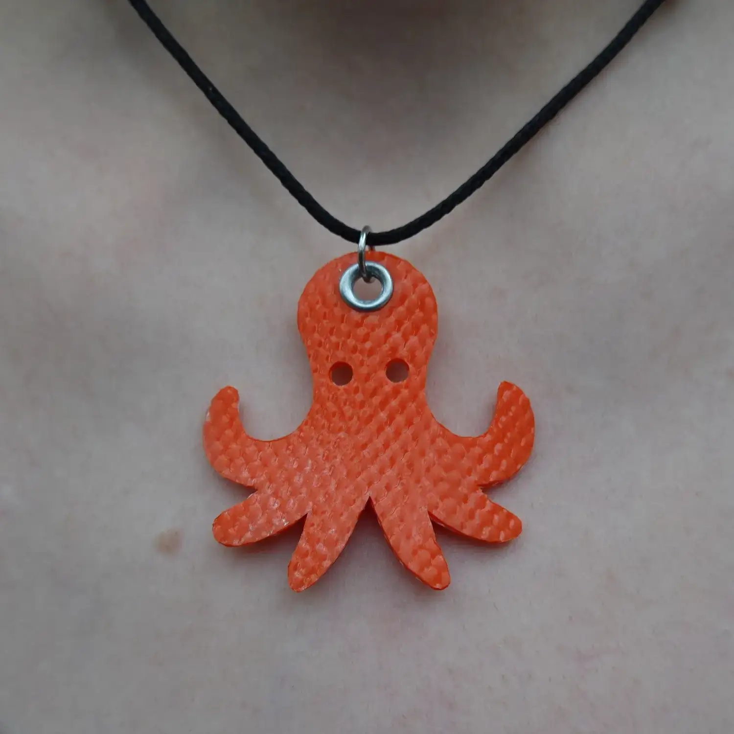 🐙 Pendentif poulpe en lance à incendie avec collier réglable en PET recyclé ♻️ – Upcyclé & fait main Pendentif poulpe en tuyau de lance à incendie upcyclée, sur collier en PET recyclé