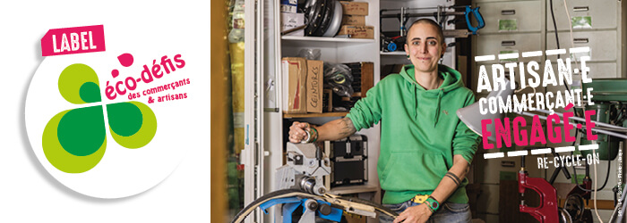 Label Éco-Défis pour Re-Cycle-On ! 🌿 Stéphanie de Re-Cycle-On, dans son atelier, labellisée "artisane commerçante engagée" par le Label Éco-Défis