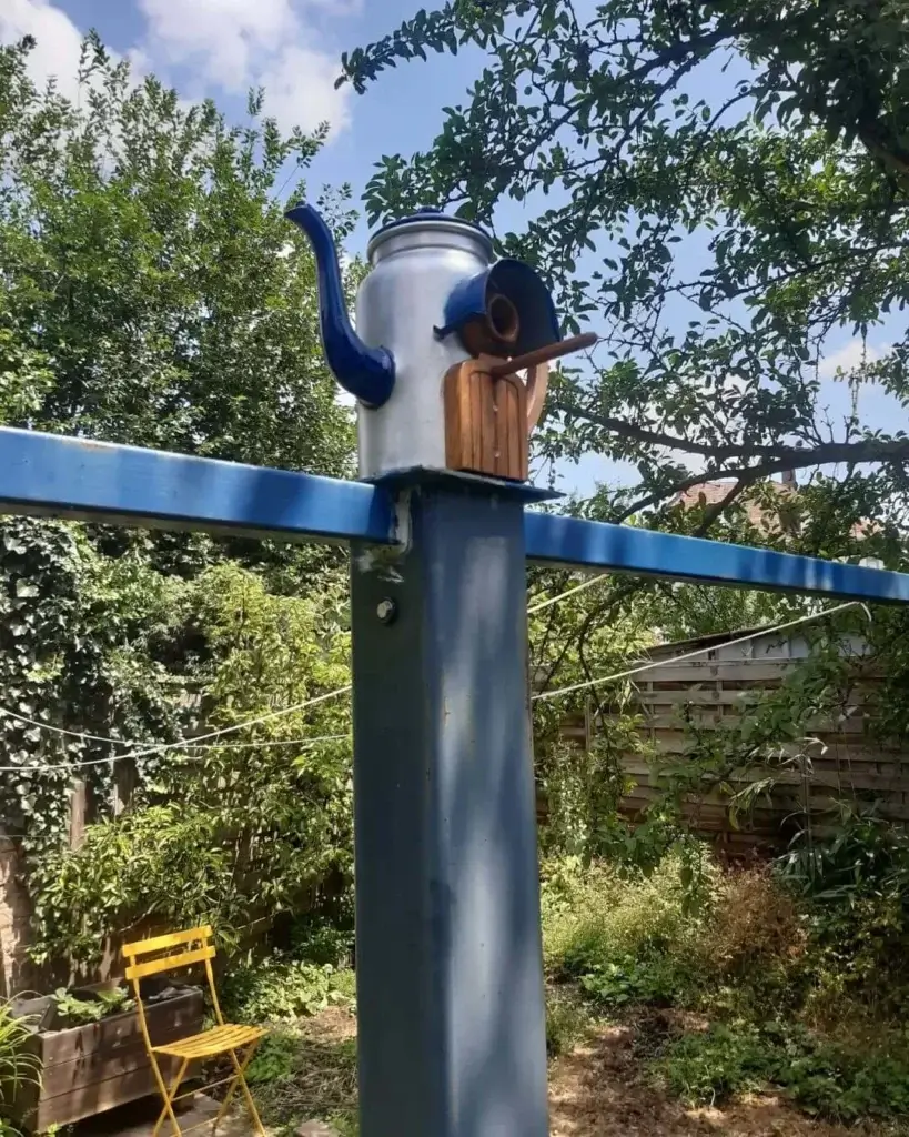 Label Éco-Défis pour Re-Cycle-On ! 🌿 Nichoir pour oiseaux réalisé à partir d'une vieille cafetière upcyclée