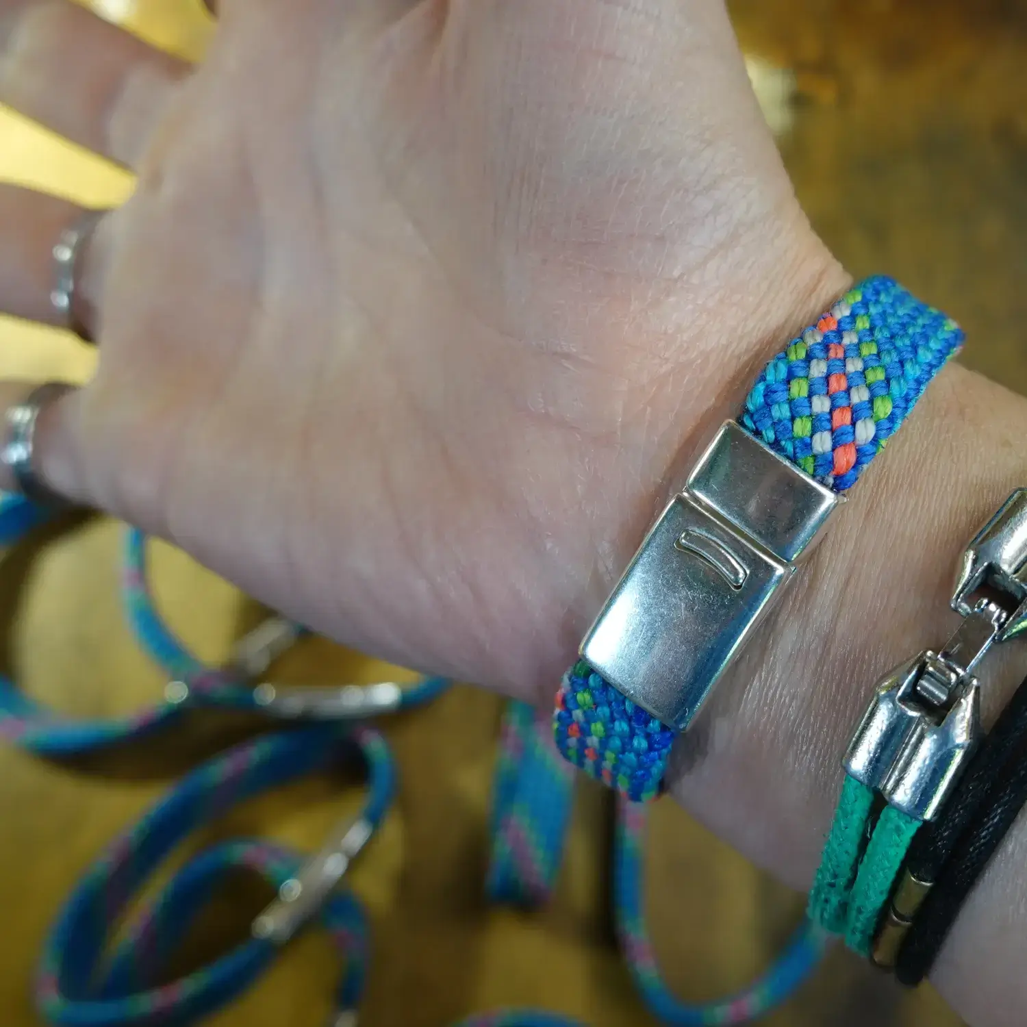 Bracelet en corde d’escalade 🧗♀️ upcyclée - Fermoir magnétique - Taille au choix Bracelet en corde d'escalade upcyclée -fermoir magnétique en gros plan