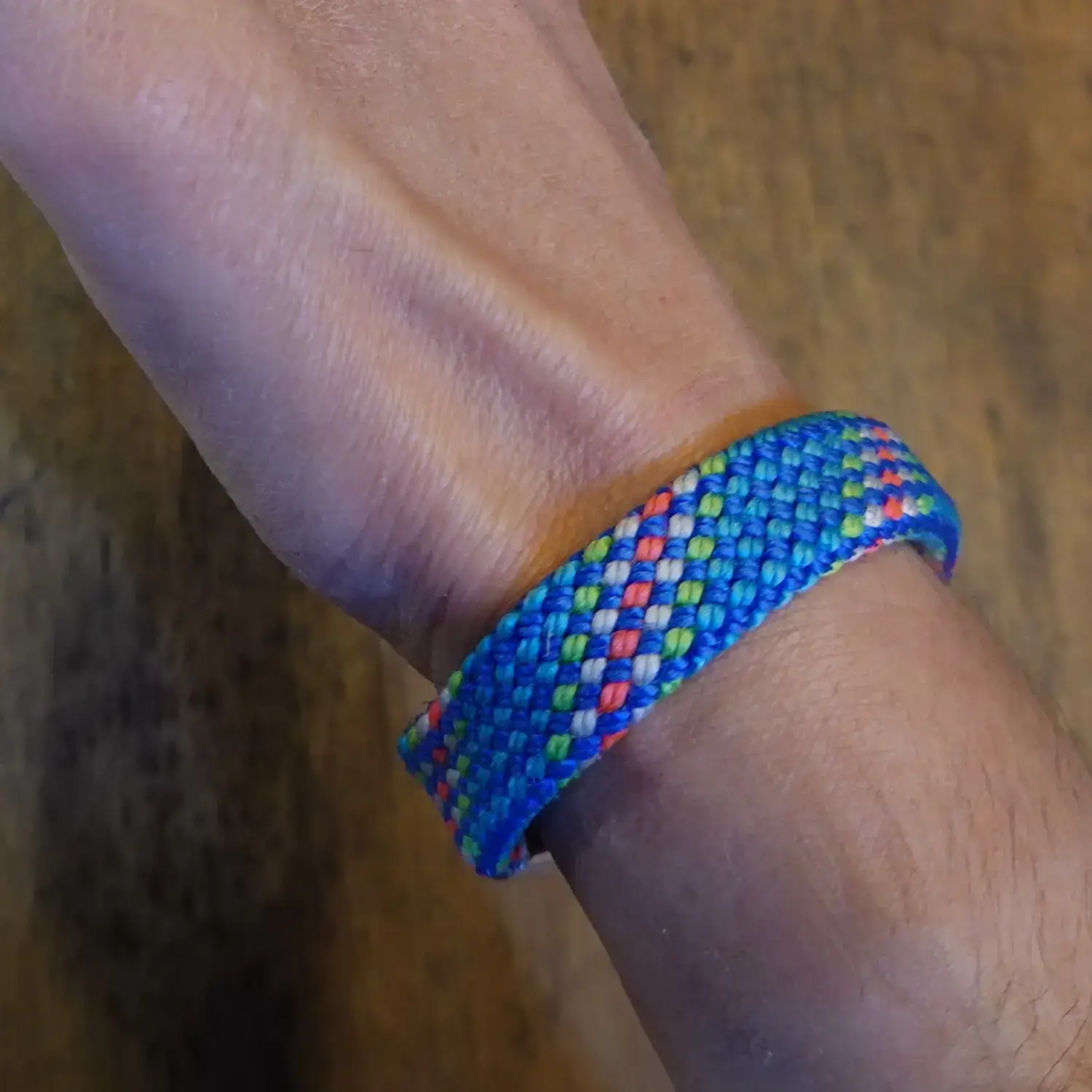 Bracelet en corde d’escalade 🧗♀️ upcyclée - Fermoir magnétique - Taille au choix Bracelet en corde d'escalade upcyclée - porté, vu de côté