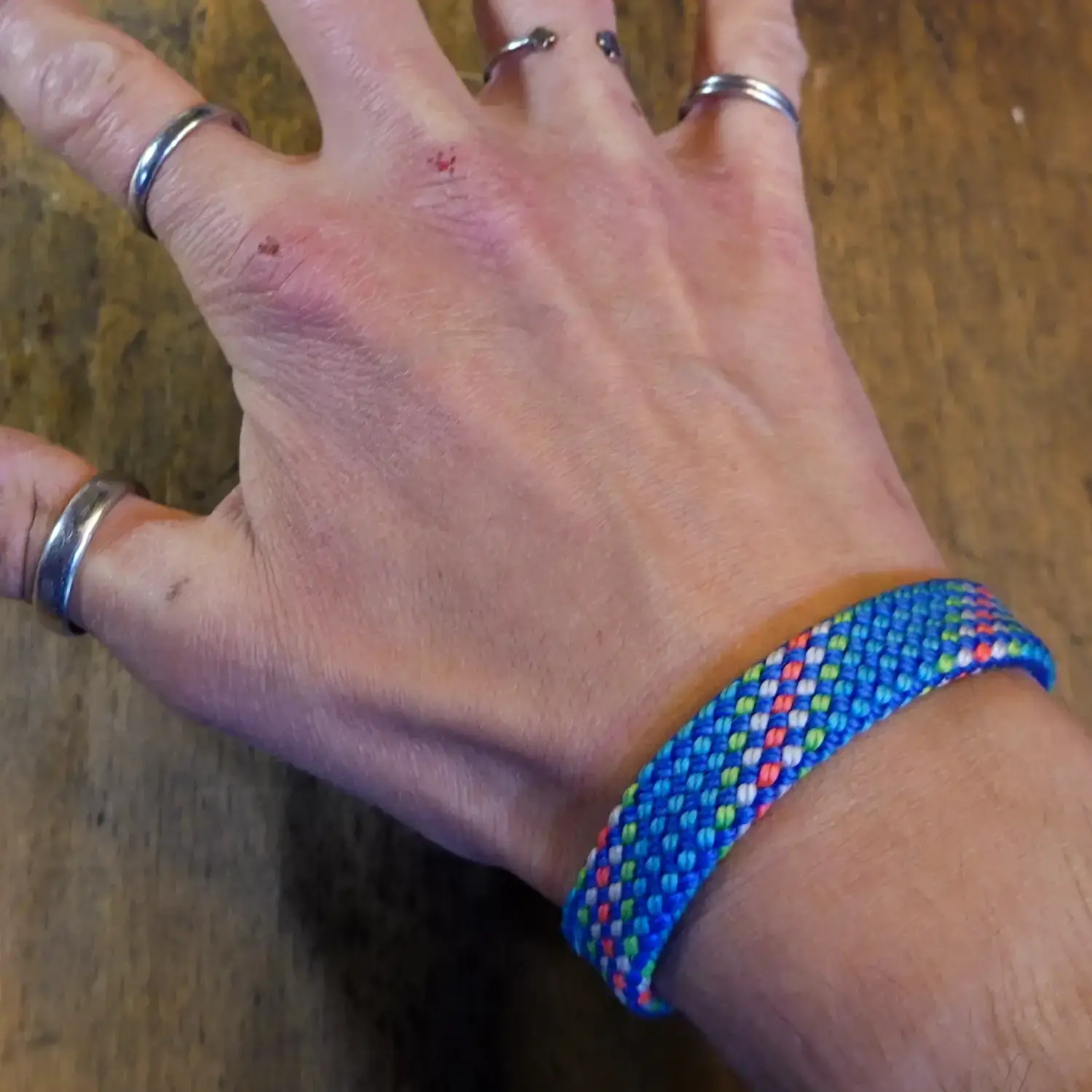Bracelet en corde d’escalade 🧗♀️ upcyclée - Fermoir magnétique - Taille au choix Bracelet en corde d'escalade upcyclée - porté, vu du dessus