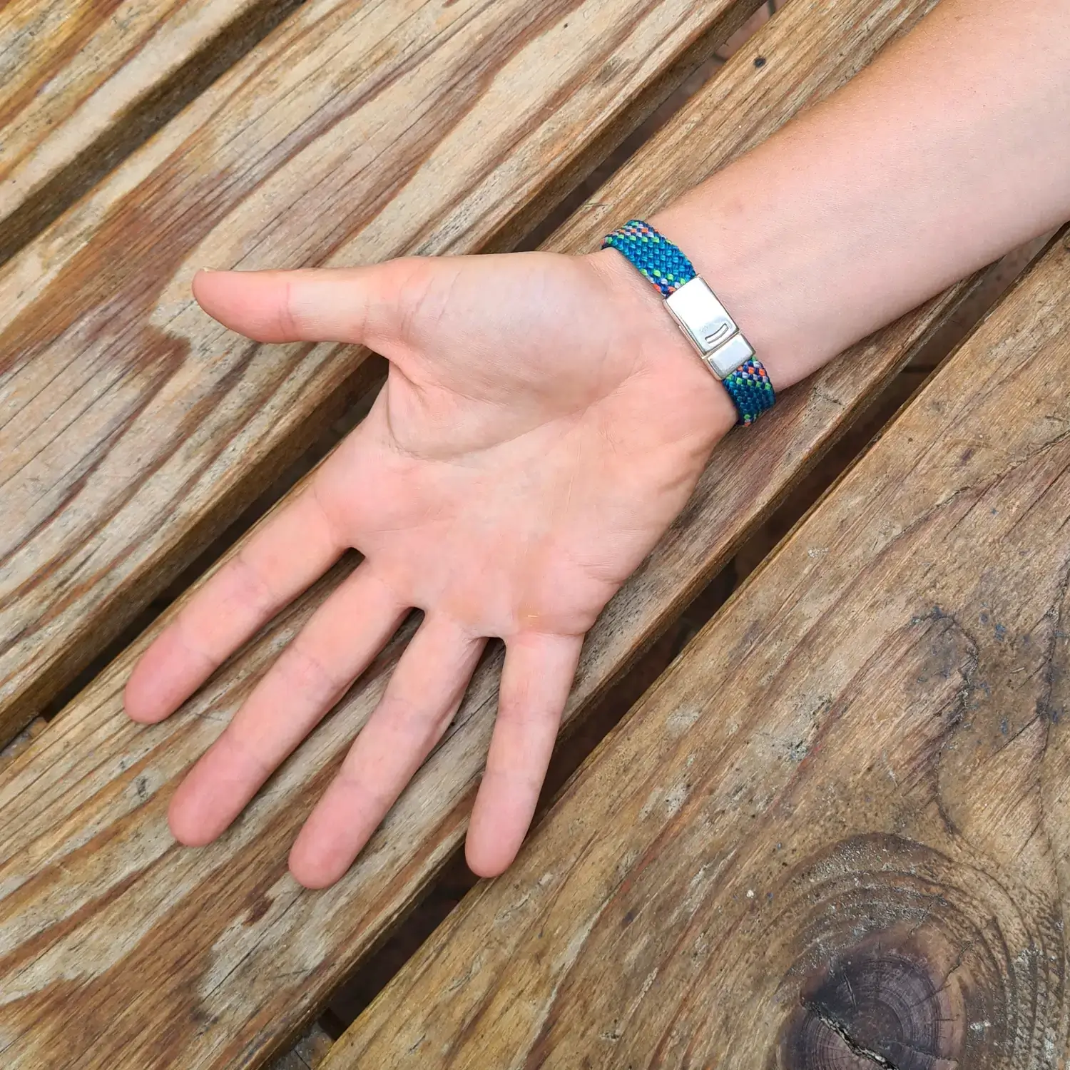 Bracelet en corde d’escalade 🧗♀️ upcyclée - Fermoir magnétique - Taille au choix Bracelet en corde d'escalade upcyclée - porté, vu de dessous : fermoir magnétique
