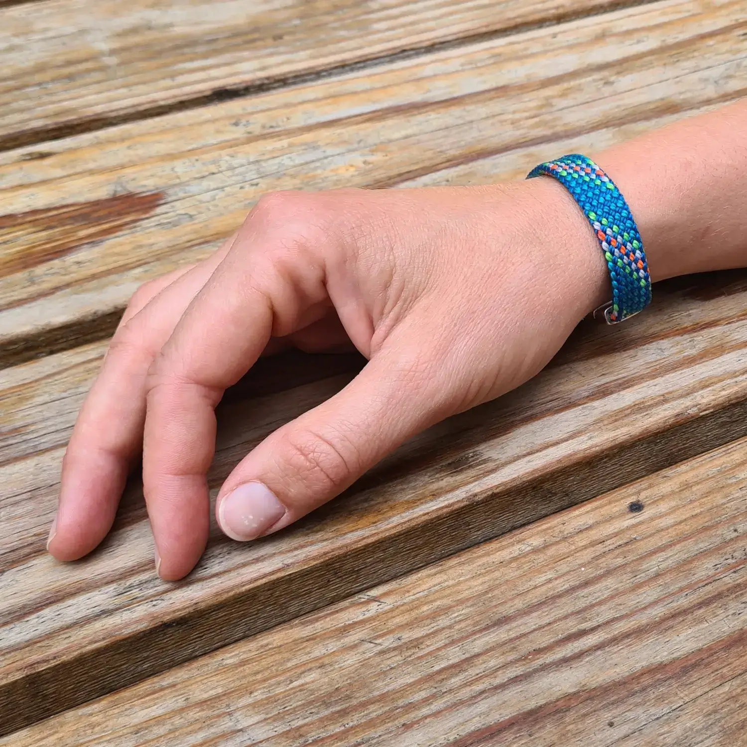 Bracelet en corde d’escalade 🧗♀️ upcyclée - Fermoir magnétique - Taille au choix Bracelet en corde d'escalade upcyclée - porté, vu de côté