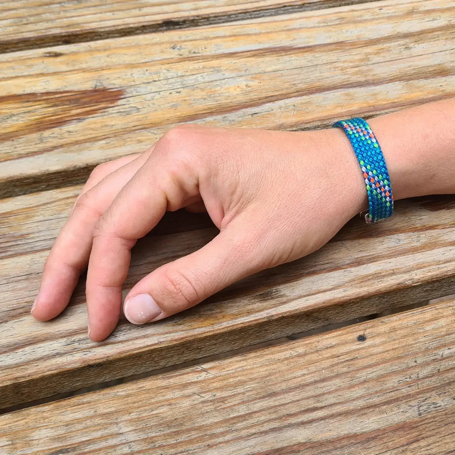 Bracelet en corde d’escalade 🧗♀️ upcyclée - Fermoir magnétique - Taille au choix Bracelet en corde d'escalade upcyclée - porté, vu de côté