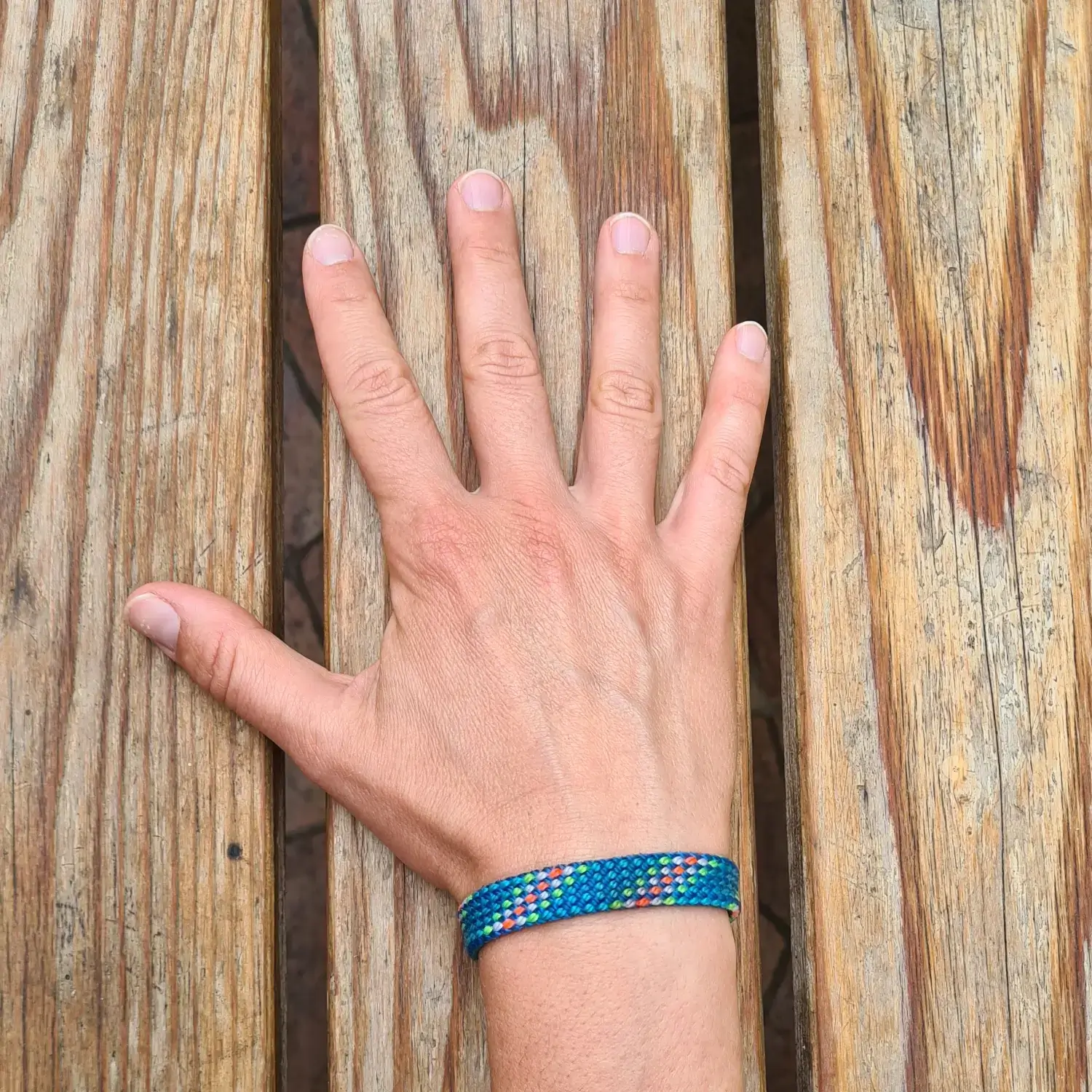 Bracelet en corde d’escalade 🧗♀️ upcyclée - Fermoir magnétique - Taille au choix Bracelet en corde d'escalade upcyclée - porté, vu du dessus