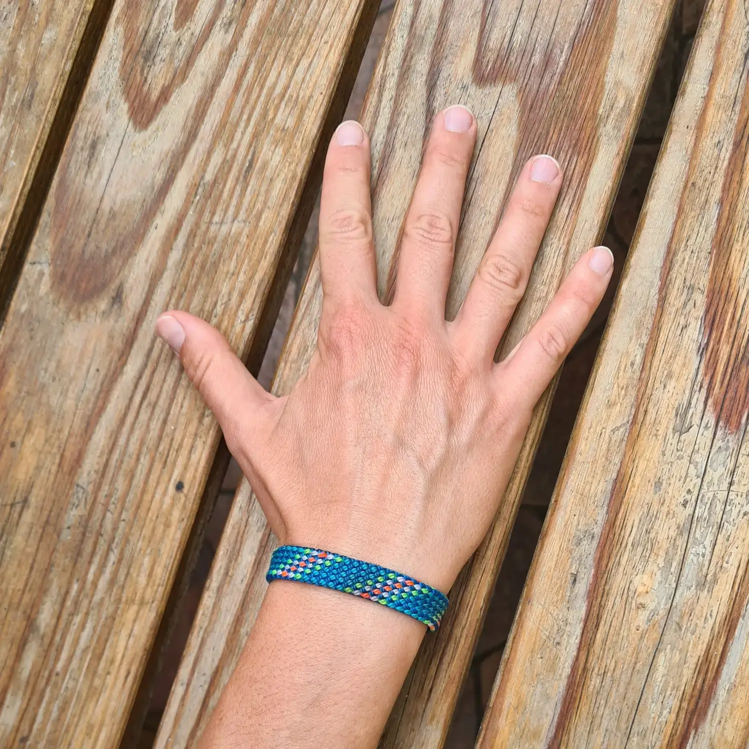 Bracelet en corde d’escalade 🧗♀️ upcyclée - Fermoir magnétique - Taille au choix Bracelet en corde d'escalade upcyclée - porté, vu du dessus