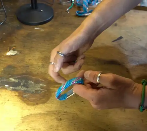 Bracelet en corde d’escalade 🧗♀️ upcyclée - Fermoir magnétique - Taille au choix vidéo du bracelet en corde d'escalade upcyclée avec fermoir magnétique - manipulé et porté