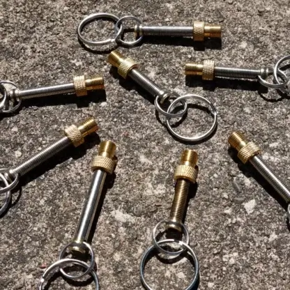 Porte-clés avec adaptateur de valve Presta à Schrader - Porte-clés valve upcyclée