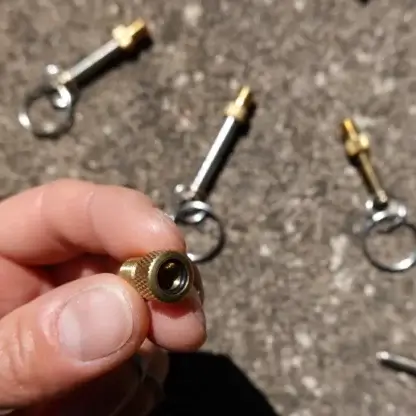 Porte-clés avec adaptateur de valve Presta à Schrader - Porte-clés valve upcyclée