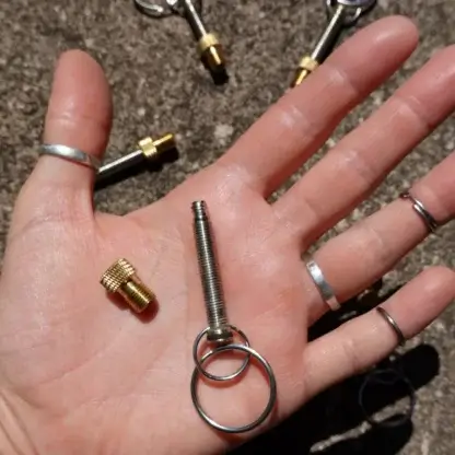 Porte-clés avec adaptateur de valve Presta à Schrader - Porte-clés valve upcyclée