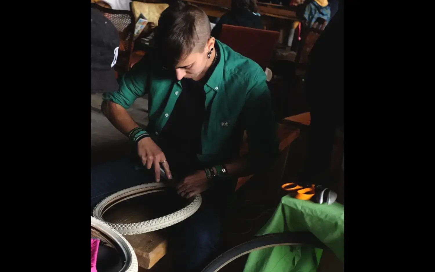 Stéphanie de Re-Cycle-On en train de couper un pneu de vélo pour en faire une ceinture