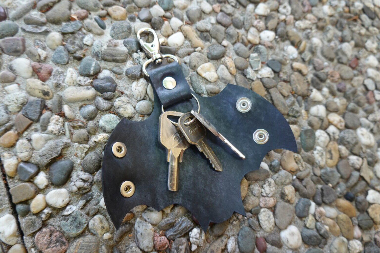 Porte-clés chauve-souris en chambre à air de tracteur upcyclée