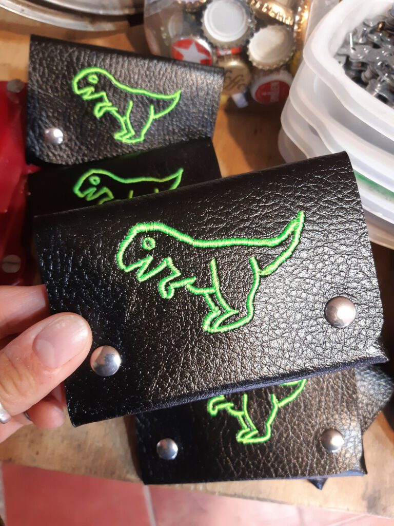 Portefeuille minimaliste vegan upcyclé T-rex