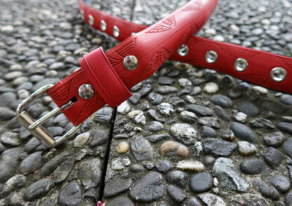 Ceinture rouge en pneu de vélo upcyclé