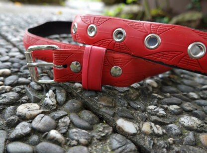 Ceinture en pneu de vélo rouge upcyclé