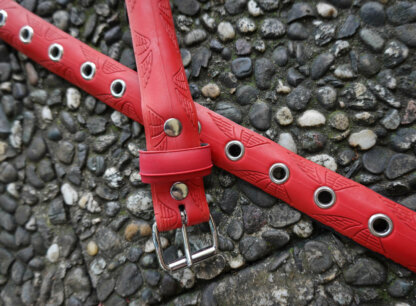 Ceinture en pneu de vélo rouge upcyclé