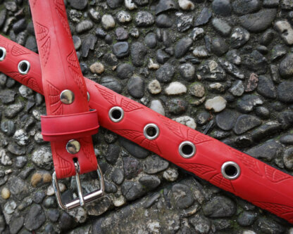 Ceinture rouge en pneu de vélo upcyclé