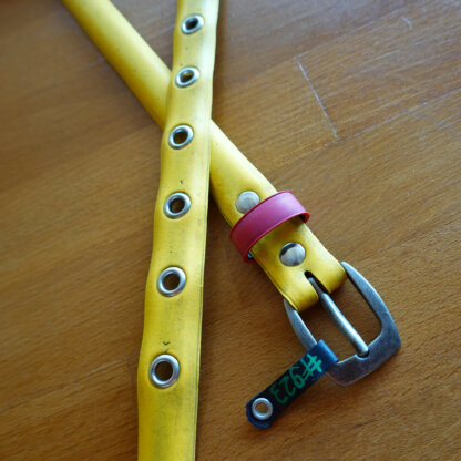 Ceinture en pneu de vélo upcyclé - jaune et rouge