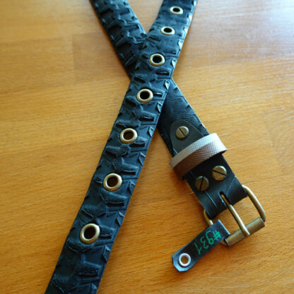 Ceinture en pneu de vélo upcyclé - noire avec passant marron et réfléchissant