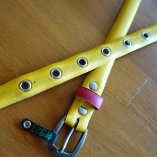 Ceinture en pneu de vélo upcyclé - jaune et rouge