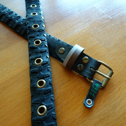 Ceinture en pneu de vélo upcyclé - noire avec passant marron et réfléchissant